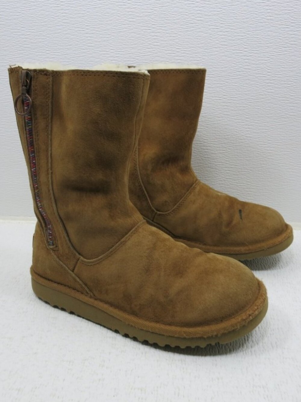 UGG 5654 Rainbow Zipper Short Boots Insulated Zippered Suede Boot Australia Sz 2
